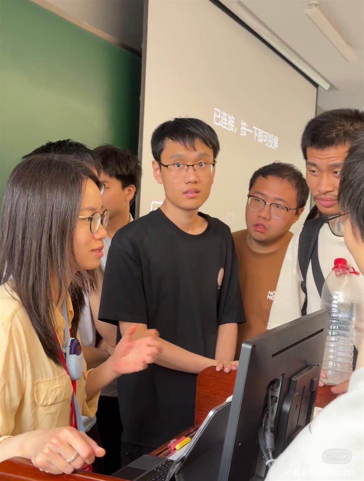 韦东奕又去听王虹教授讲座了，连续三天坐第一排听讲，还有学生为