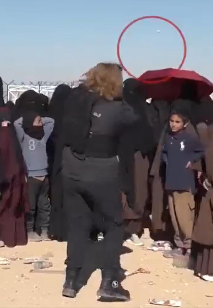 一段2025年的视频，视频中一名库尔德第8频道记者在采访与“伊斯兰国”有关联的妇