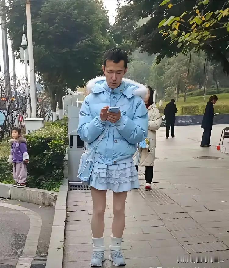 分析一下，一个男人这样打扮会是什么心态？这种男人还适合娶老婆吗？
