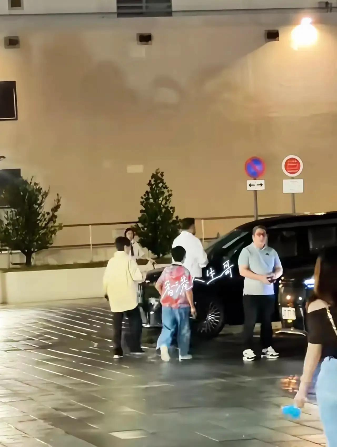 梁安琪的妈妈身体状态让人很羡慕，跟着女儿一起出席活动，走路很快，不需要轮椅，不需