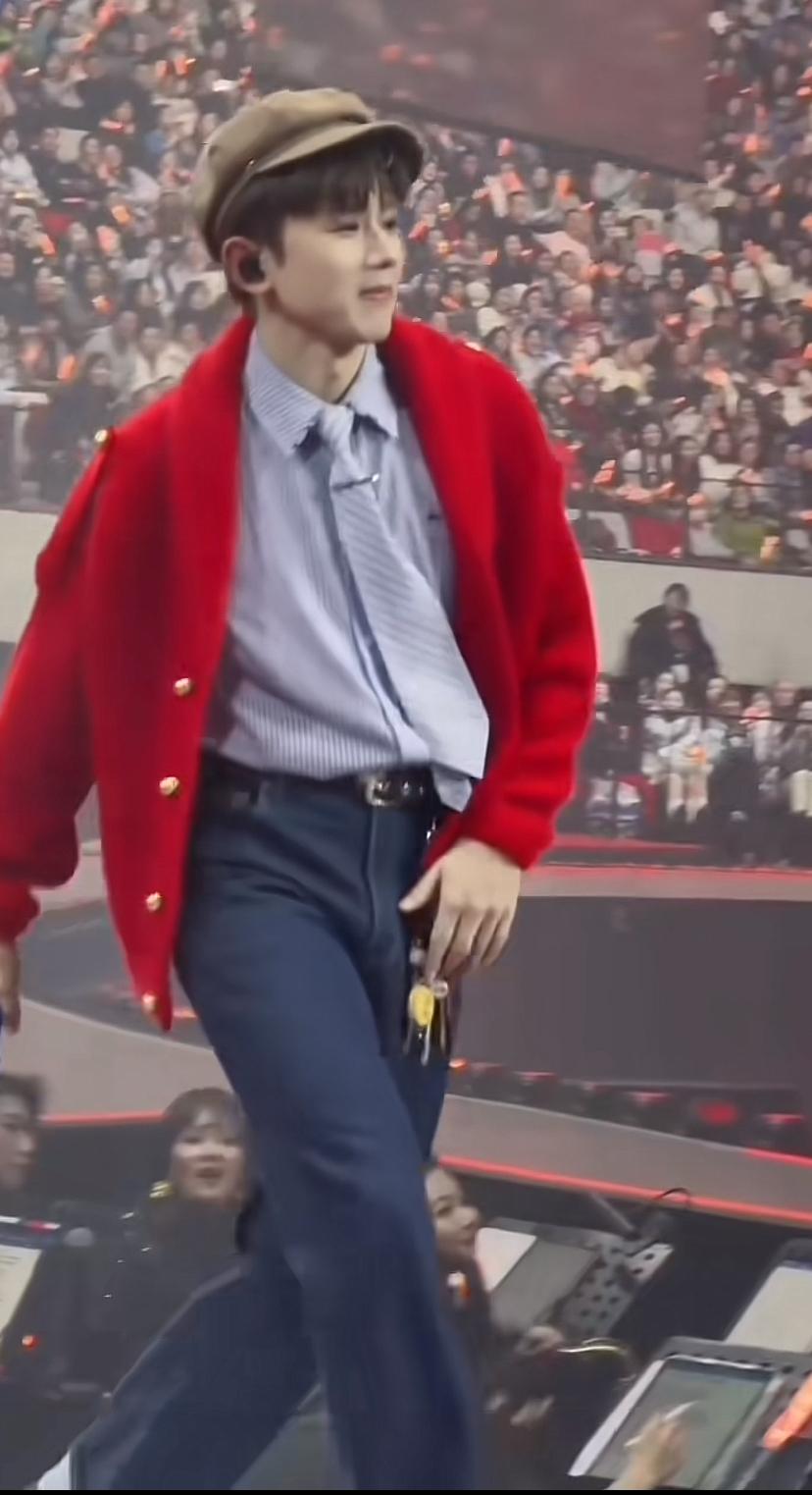 张杰这身穿搭，明明挺好看的，为啥还说他土呢？淡蓝色格纹衬衫加藏蓝色九分牛仔裤，外