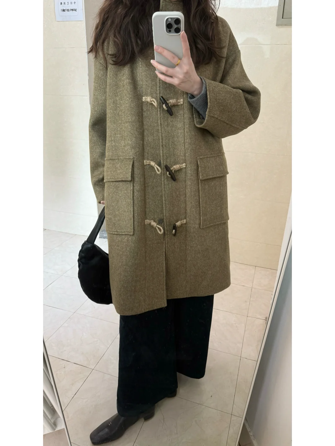 降温穿什么/ 苔藓绿牛角扣和费尔岛毛衣