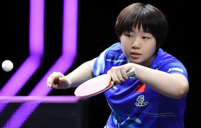 1 比 3 落后，第五局 8 比 10 被对手攥着两个赛点，对面是刚把王曼昱剃了
