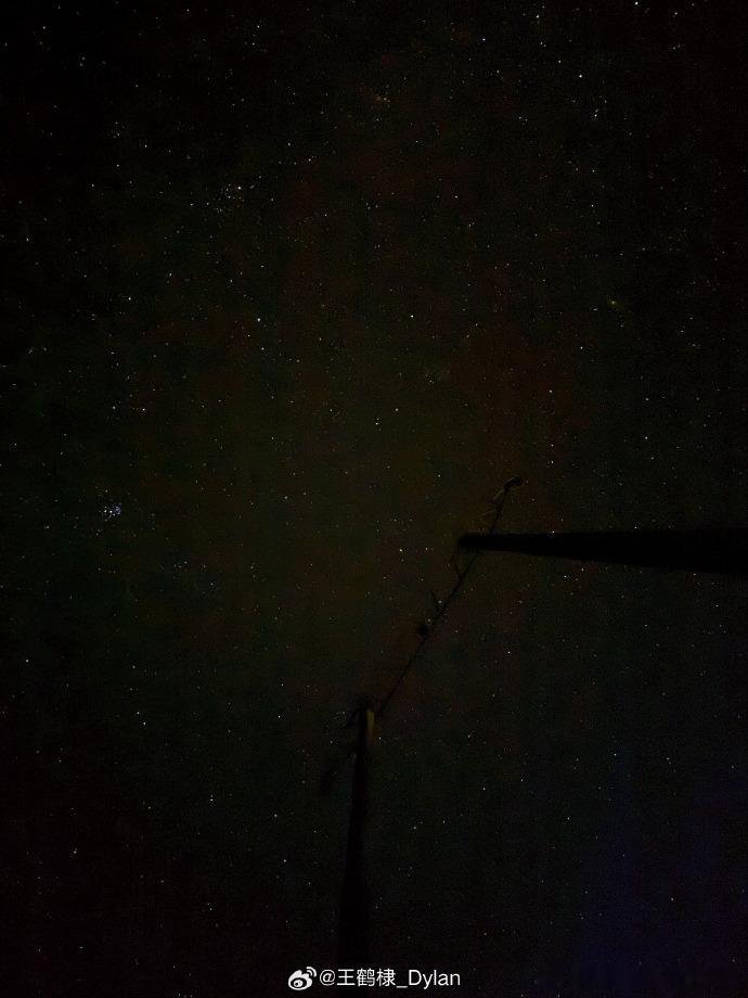 王鹤棣拍的洱海渔灯王鹤棣拍的渔灯王鹤棣拍的渔灯太有感觉！洱海之上点点灯火，镜头捕