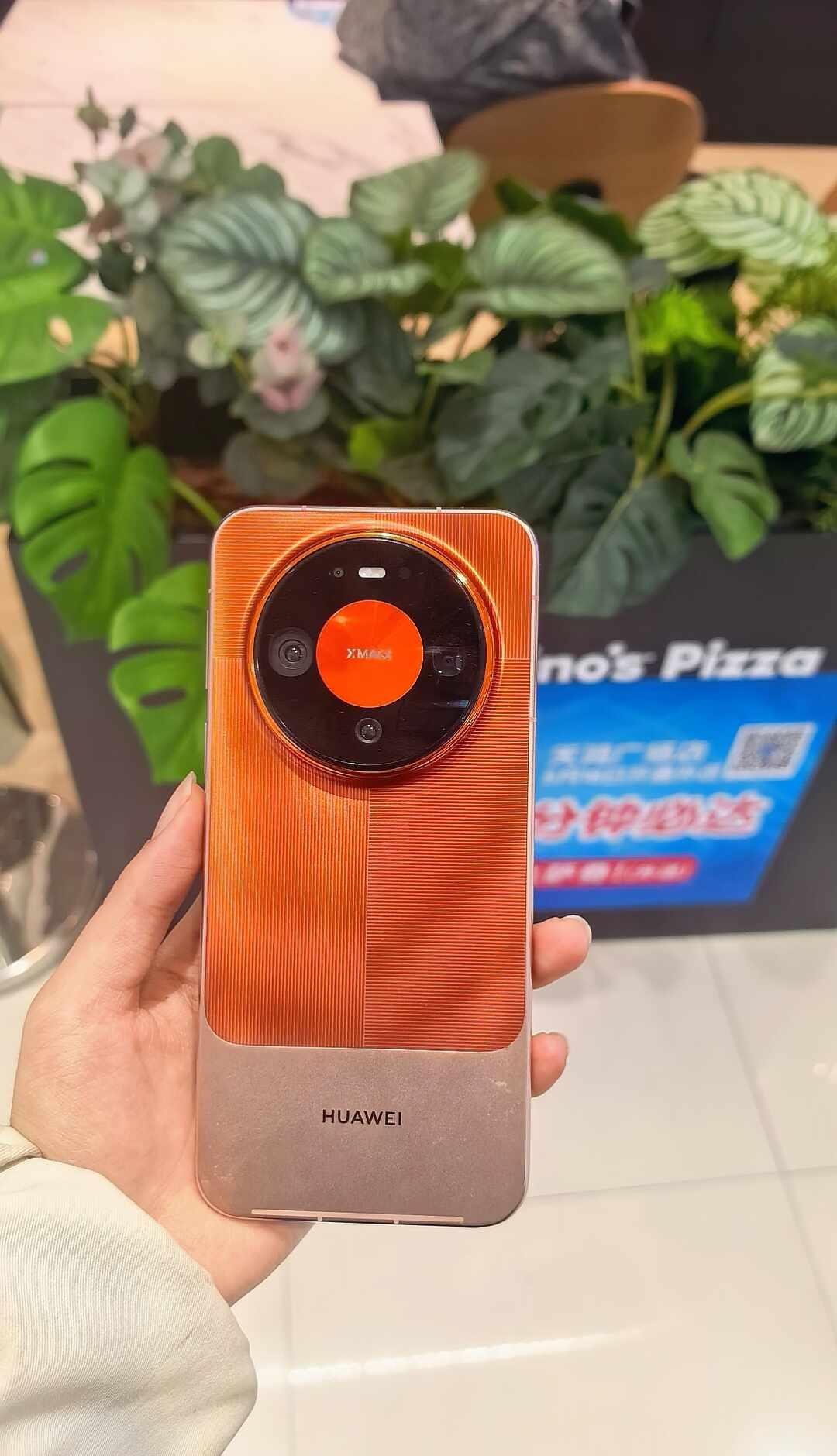 来线下门店看mate90了，我的好闺闺送的华为Mate90、Mate一起发光吧国