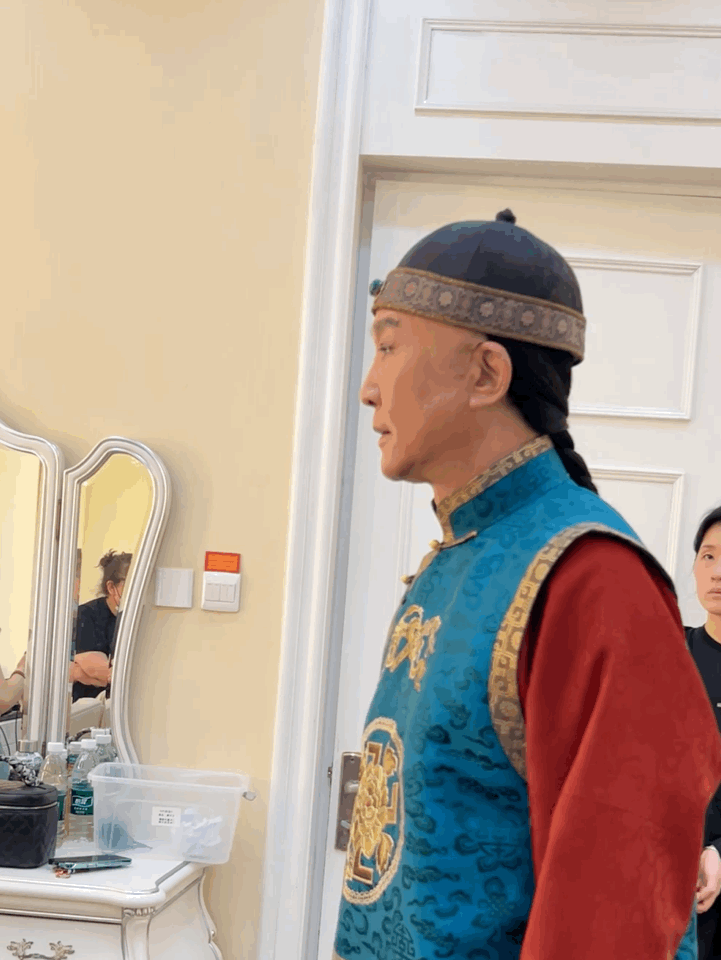吴刚宣传舞台剧大戏法 从《人民的名义》到人艺舞台，再到这部《大戏法》，吴刚和岳秀