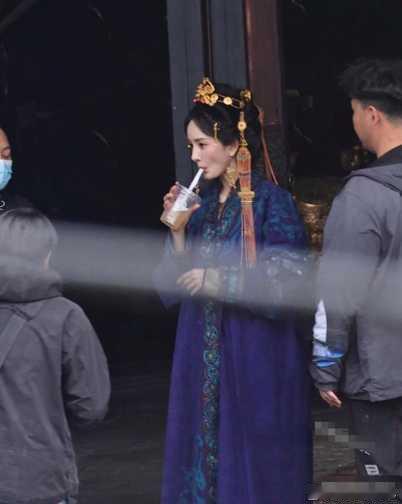 杨幂新剧瘦得都嗦腮了，虽然瘦了显得凌厉霸气，但年龄感也上来了 