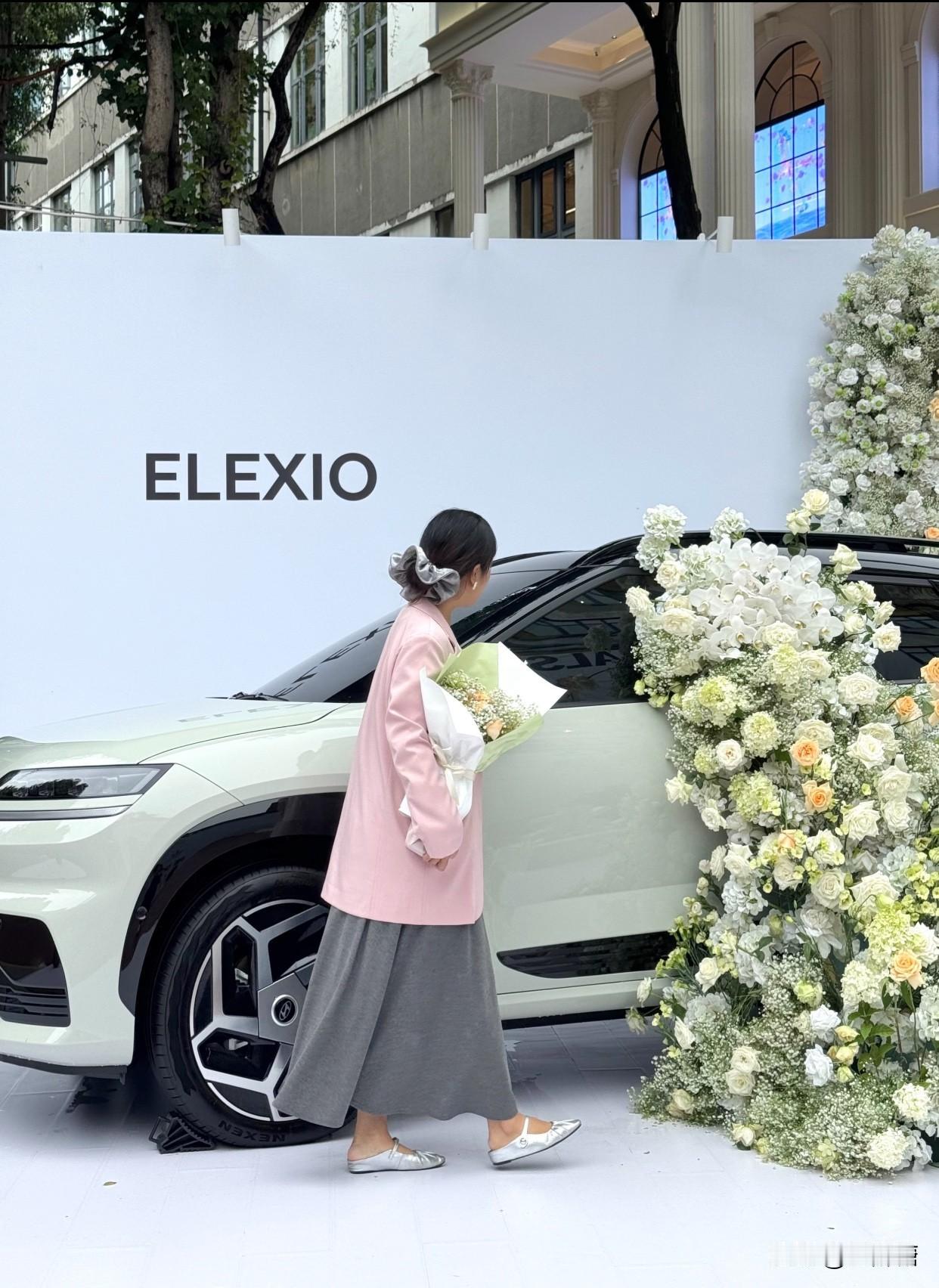 在周末，成都东郊记忆的浪漫花瀑突然刷屏！有网友晒图爆料，称在此偶遇了正在成都拍戏