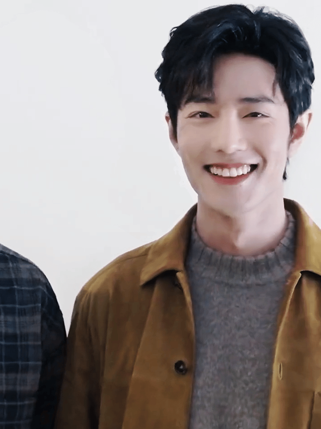 肖战和TODS 设计总监，笑得太好看了吧！ 