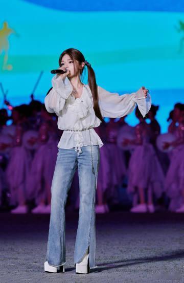 黄霄雲压轴表演黄霄雲大场面不再站旁边故土的舞台赋予演唱别样温度，黄霄雲压轴出场气
