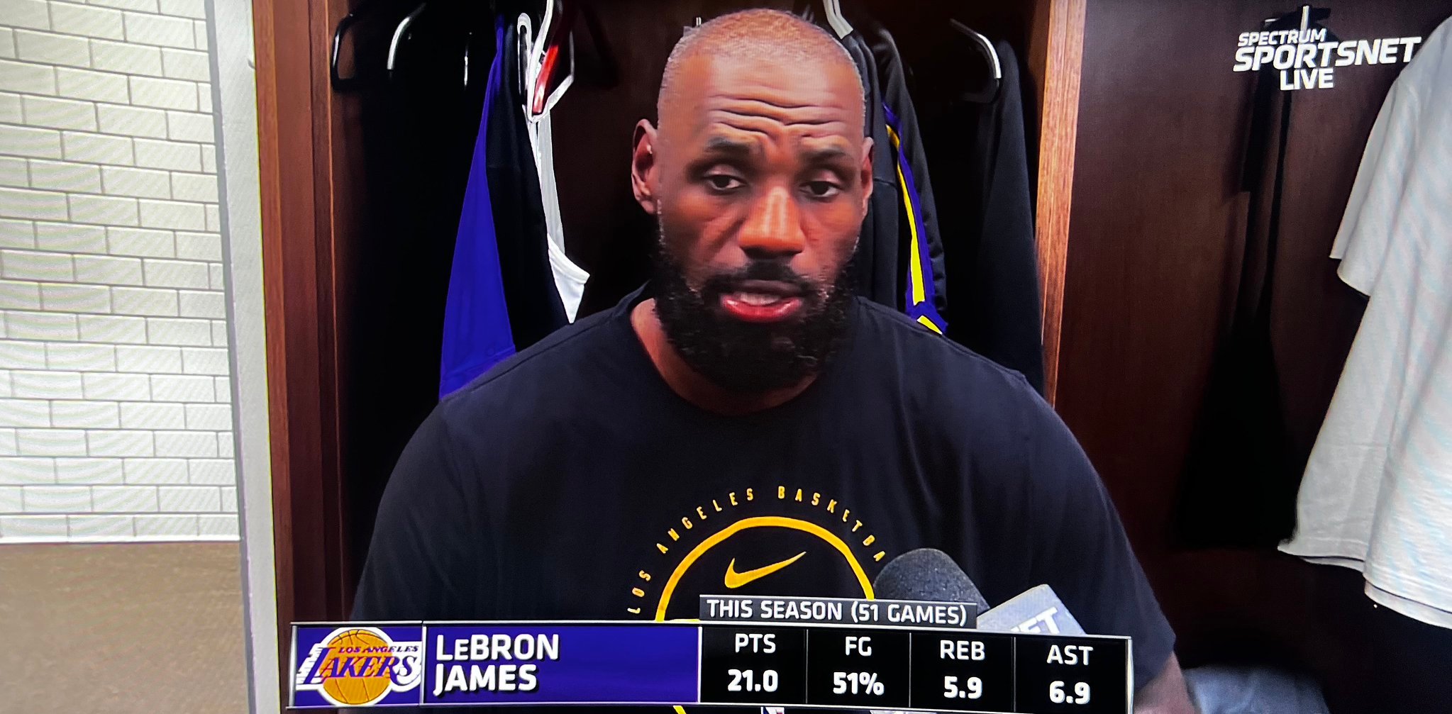 詹姆斯谈及在周四收官客场比赛时保持专注：“这是本次客场之旅的最后一场。我知道大家