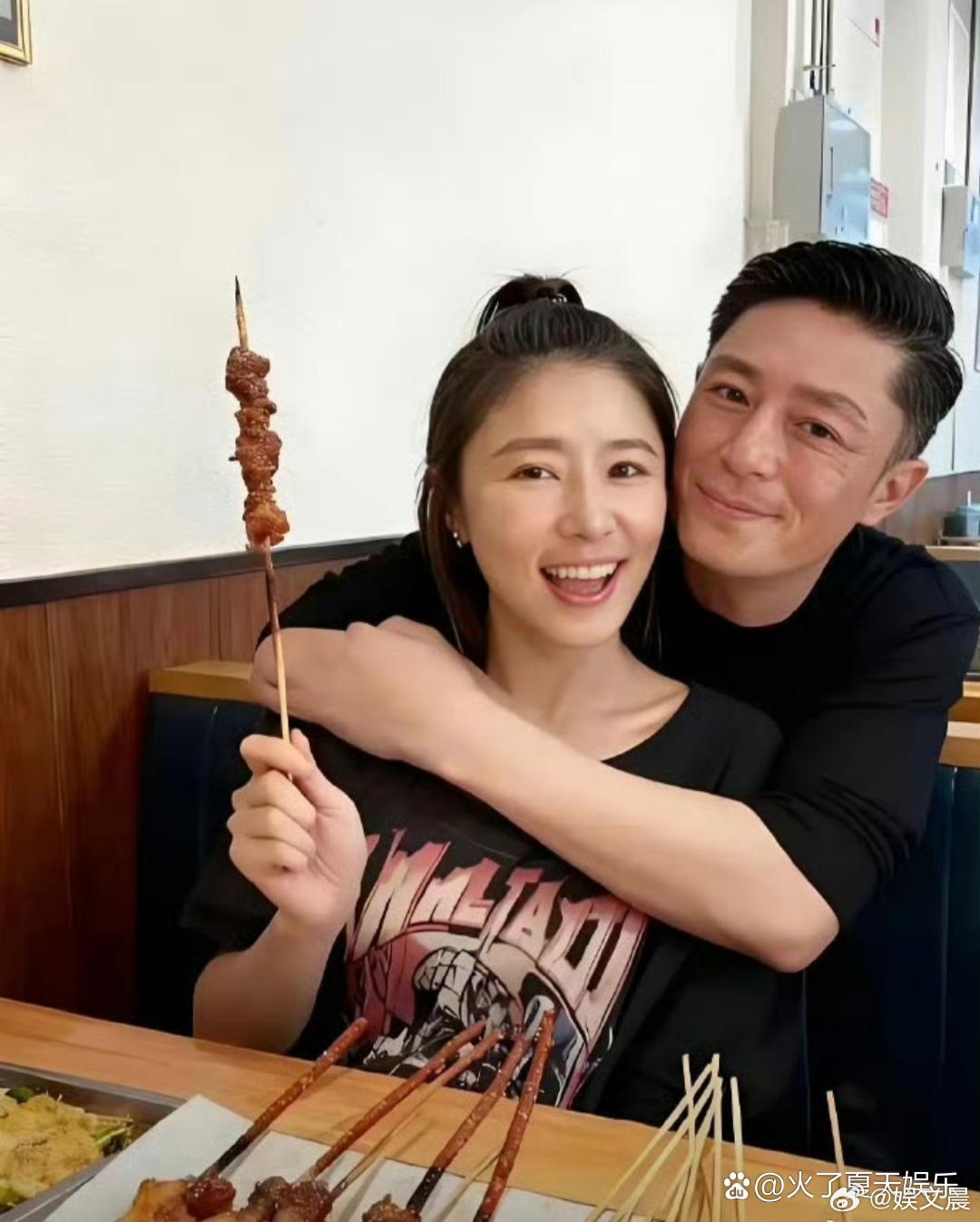 素颜出镜的林心如与霍建华，眉眼间流露着自然温情，甜蜜恩爱藏不住。 