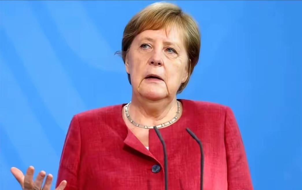 退休几年的默克尔，突然露面了。一开口，就给整个欧洲划了三条线。第一，不许主动和美