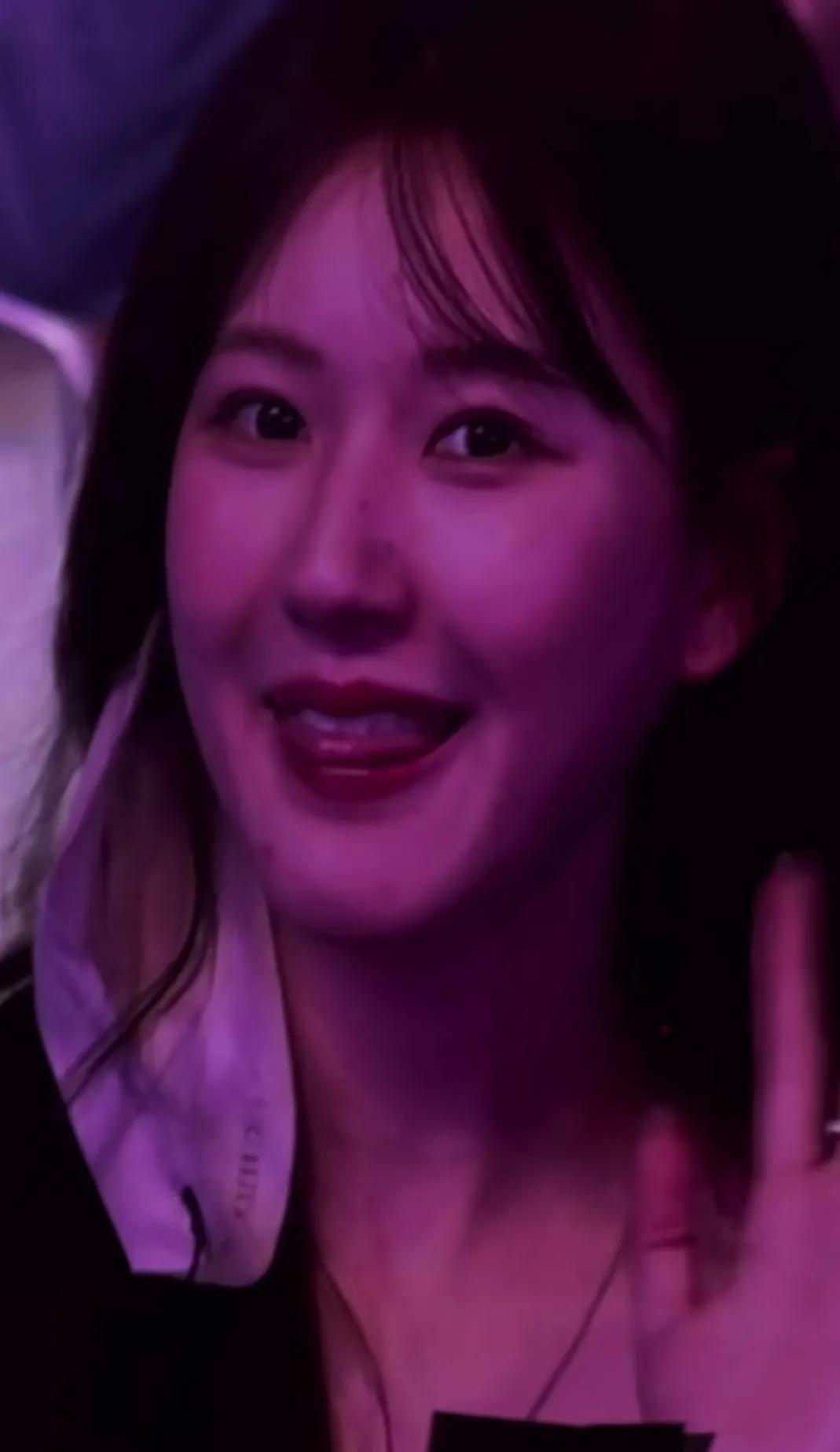 林俊杰演唱会惊现赵露思，本人比这还要好看，精致芭比！一眼就能看出来赵露思社死现场