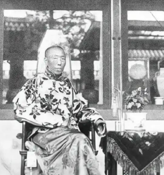 1908年，慈禧太后死后，李莲英便失去了最大的靠山，为慈禧守孝100天后，李莲英