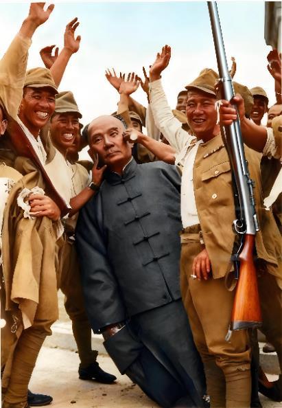 1937年11月12日，孙中山先生诞辰71周年纪念日，上海闸北公园内，日军士兵围