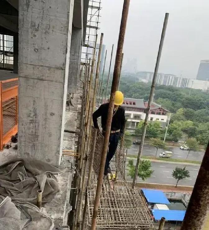 工地上一块砖头从高空砸下来，瞬间就能毁掉一条命，这事儿2025年还在天天上演。
