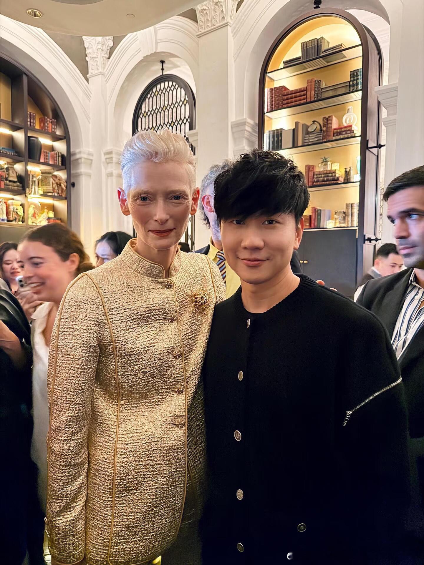 林俊杰[超话]  哇 又是有生之年系列[么么哒]最爱的女演员和坡花坡草合影 ​​