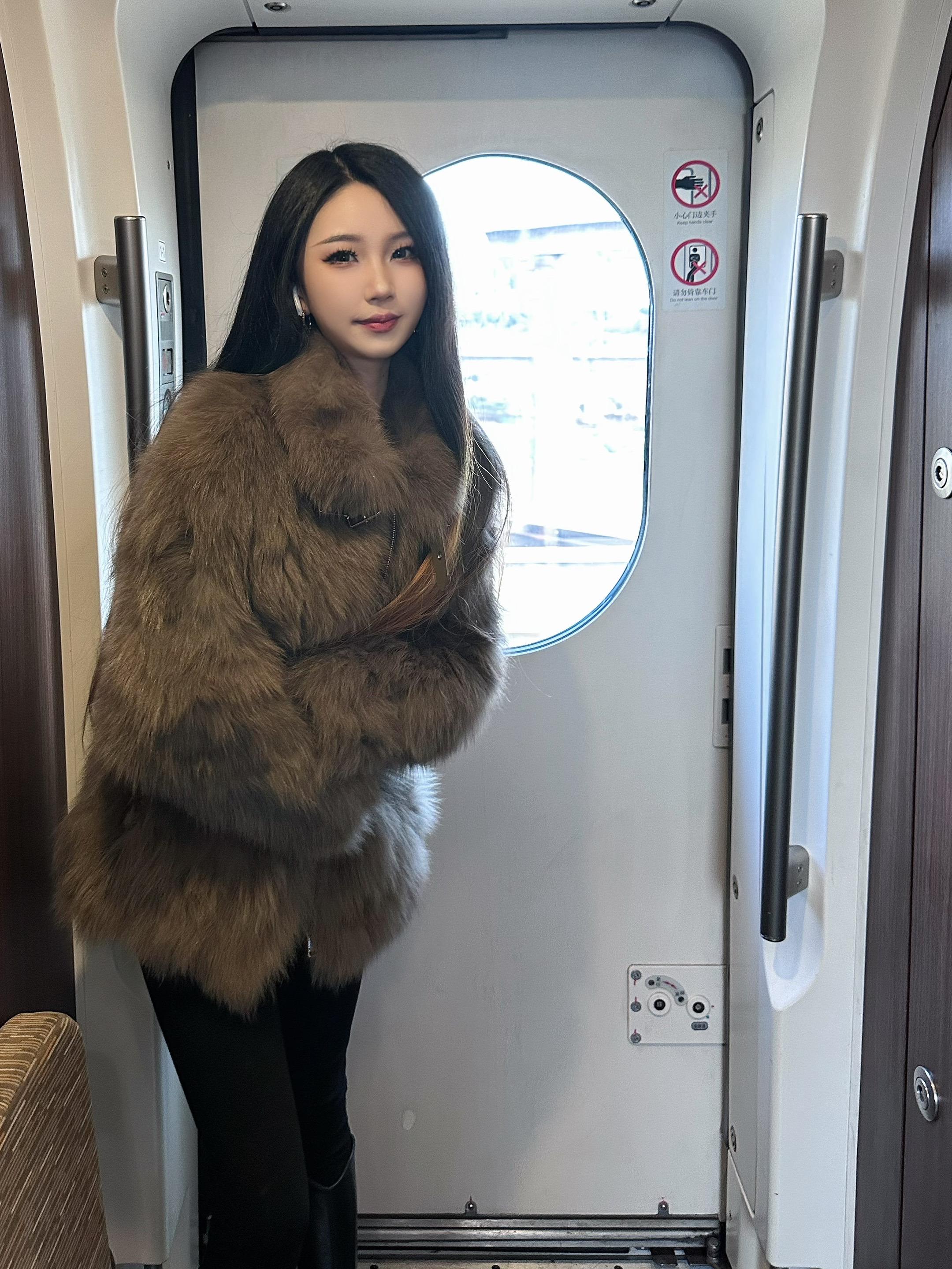 也是赶上春运大军了 没座但可以拍照玩📷。高铁光线真是太太太好了！！