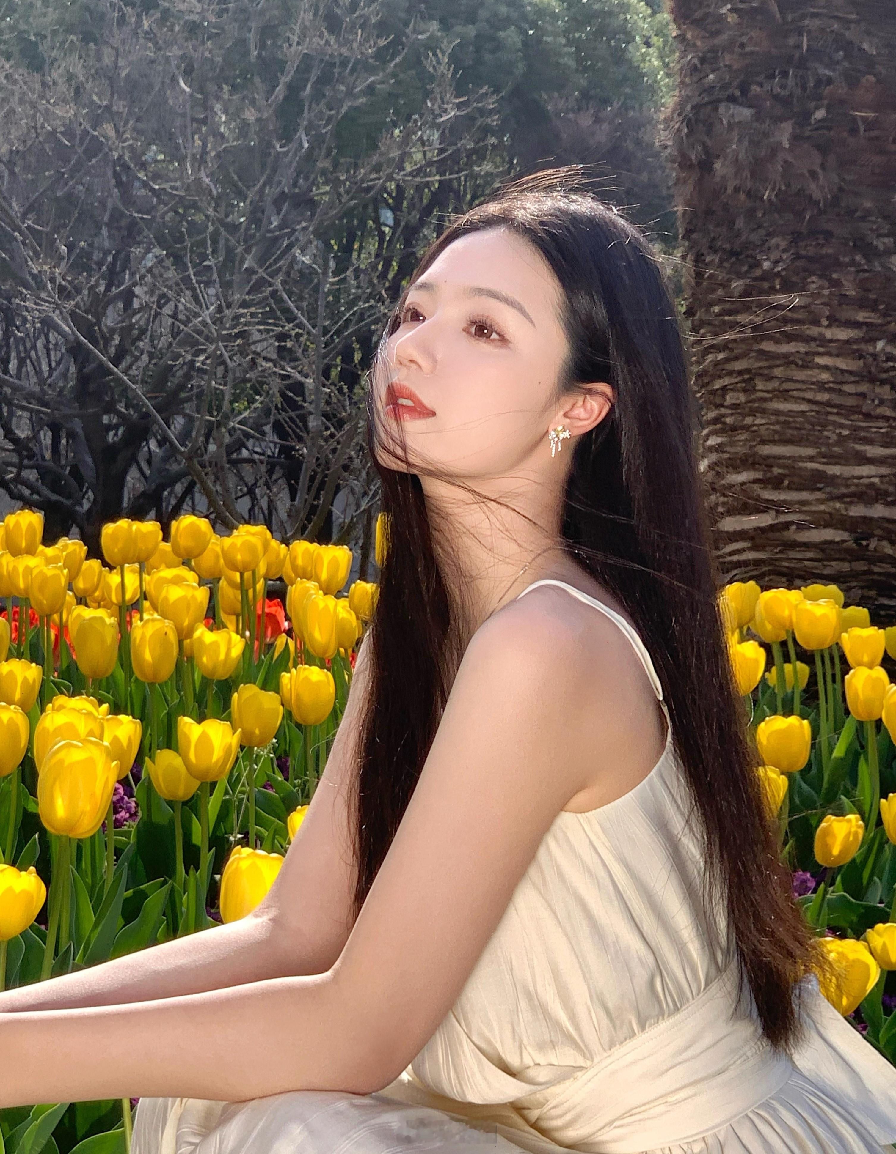 花丛中的女孩子 ​​​