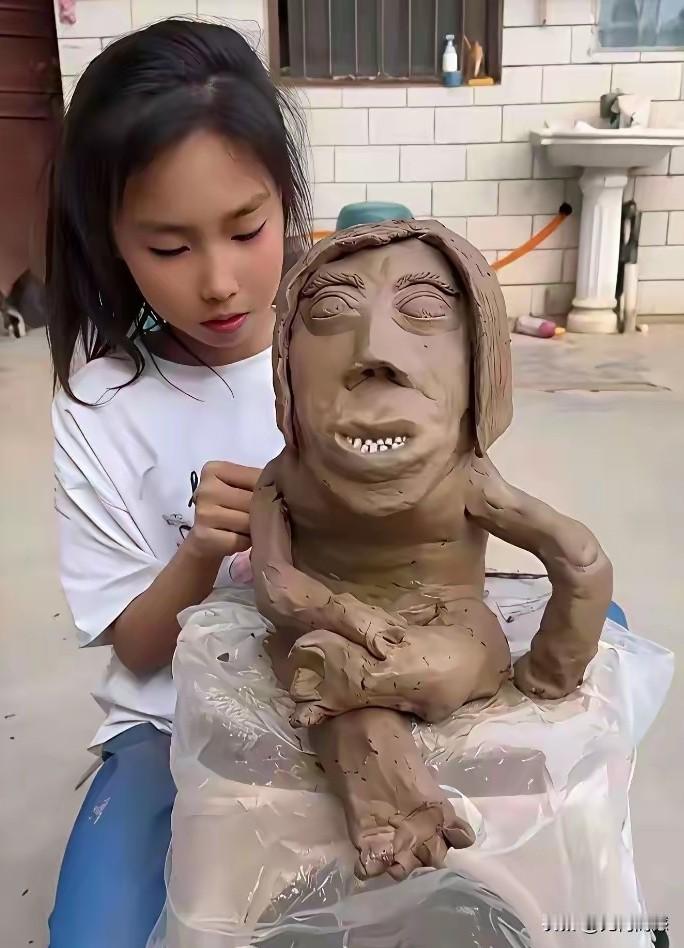 小朋友的泥塑水平是非常高的，她能够抓住这个女子的面部主要特征，用简简单单的泥巴，