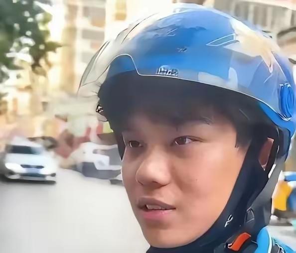 38度的阜阳街头，刚送完第17单的张宇豪手机震了下，年级主任发来消息：“孩子，你