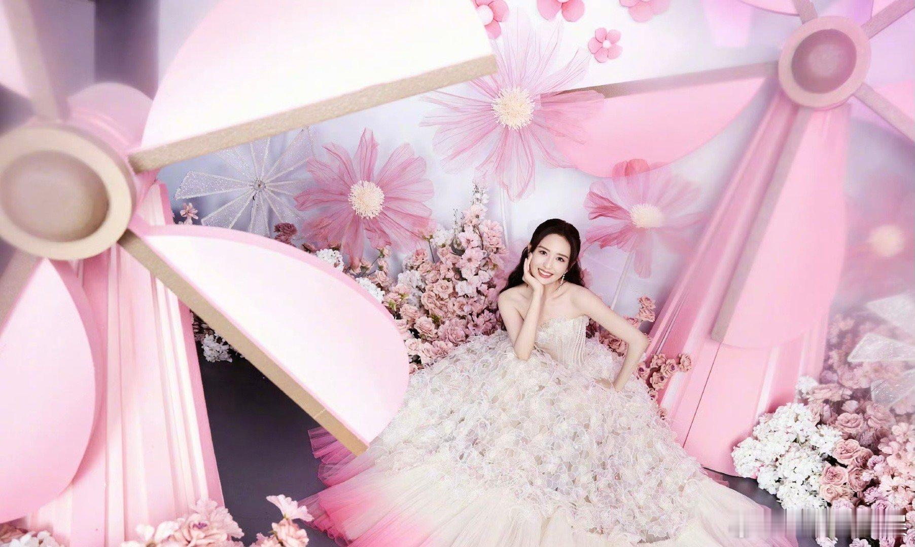 #佟丽娅[超话]##佟丽娅生日会仪式感拉满#这样的一个生日，对于我们来说真的太上