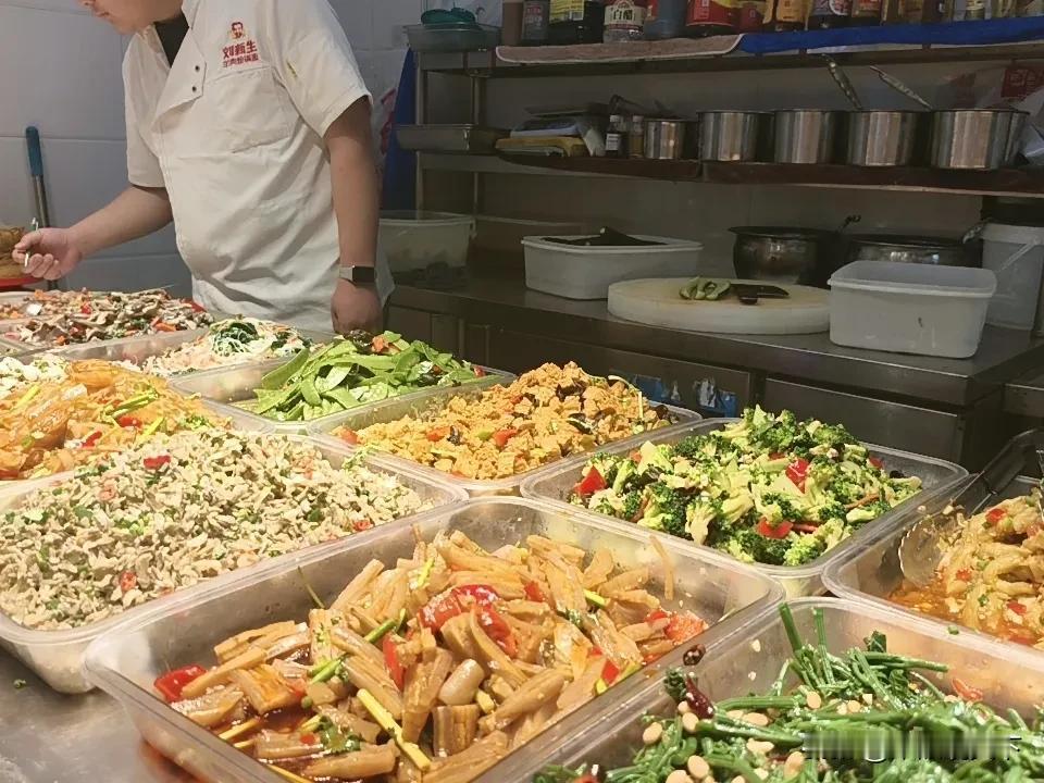 偶遇河南面点大王刘新生

今天中午，和一帮圈里朋友专程来刘新生饭店，享受美食，听