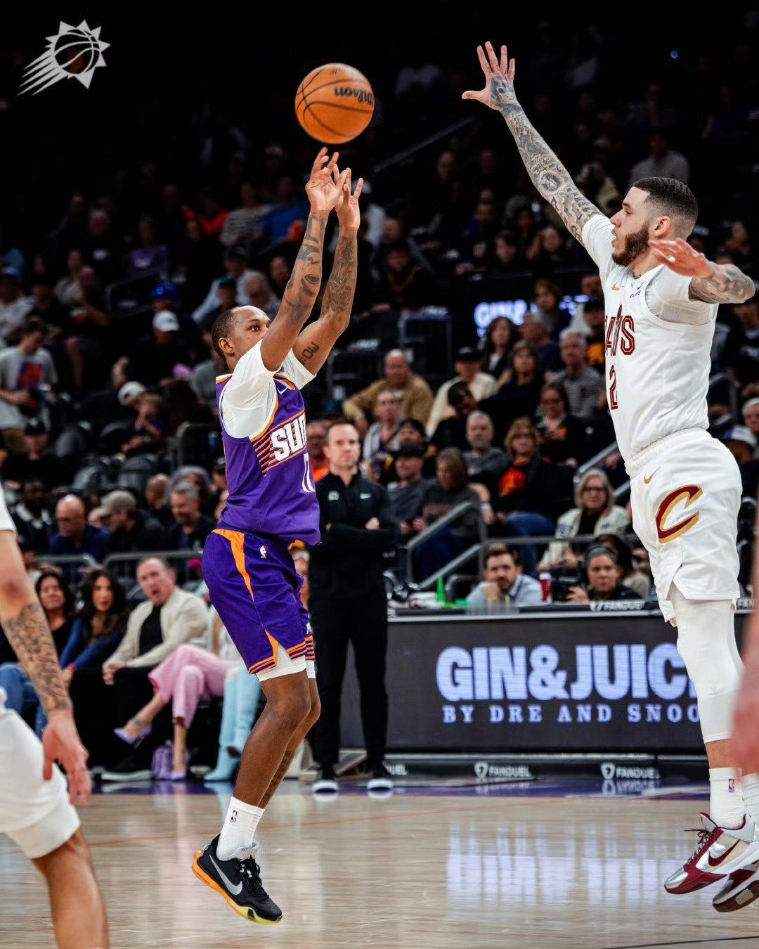 背靠背接连大胜 本赛季东部第一和上赛季东部第一。与昨日狄龙的孤胆英雄本色不同，今