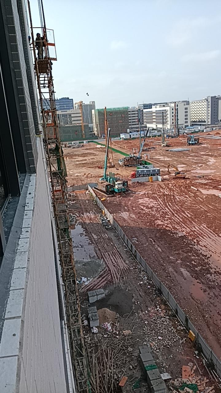 我们工地有四个工人是同一个村的，每年都同时过来，年底又一起回去！可是今年只看到来