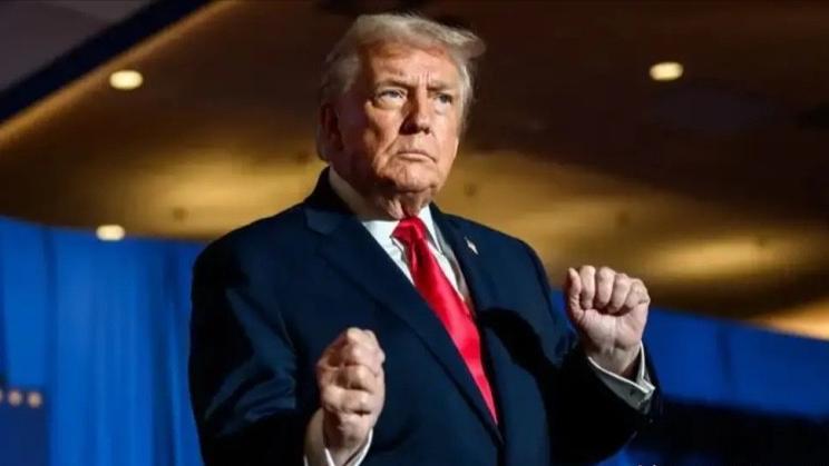 刚起床就火力全开，特朗普一大早又在社交平台发飙，怒气冲冲发文怒怼知名歌手布鲁斯·