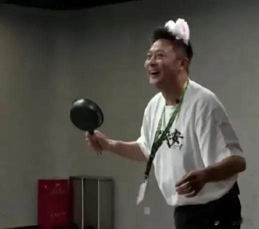 #印小天扫楼把电视砸了# 印小天在新浪扫楼时，用平底锅打气球，一不小心把锅扔了出