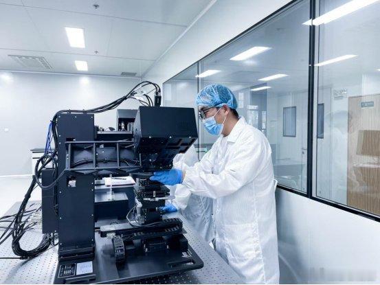 【厉害了台州一台抛光神器啃下半导体制造硬骨头 】7月27日，台州光电加速器厂区内