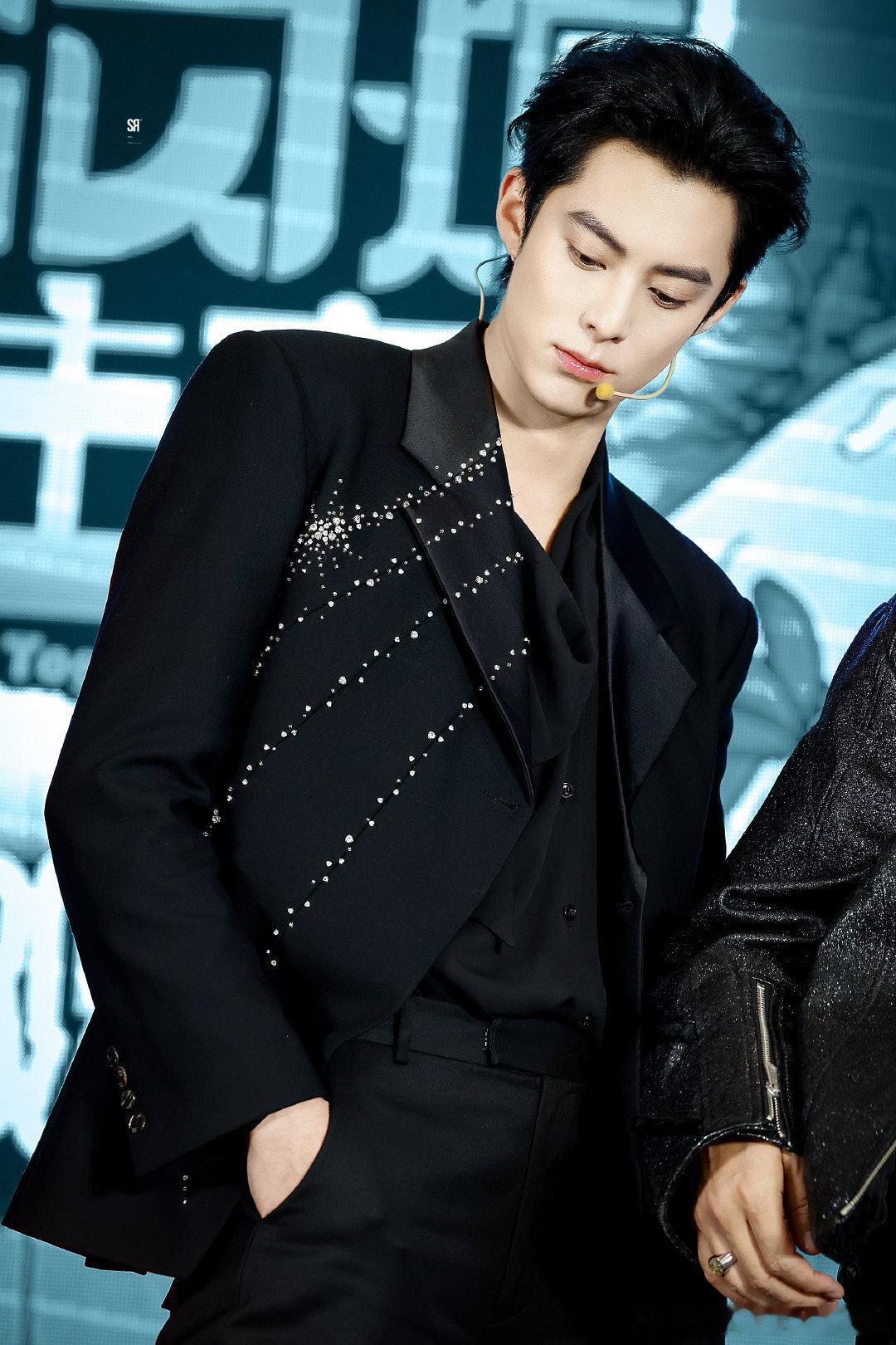 王鹤棣剪个头发好帅 