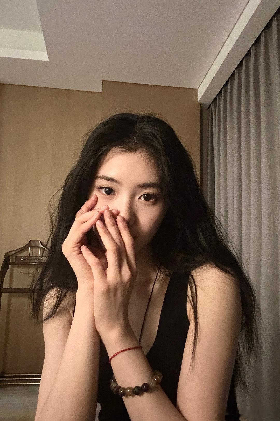 刘浩存深夜发图[舔屏] ​​​