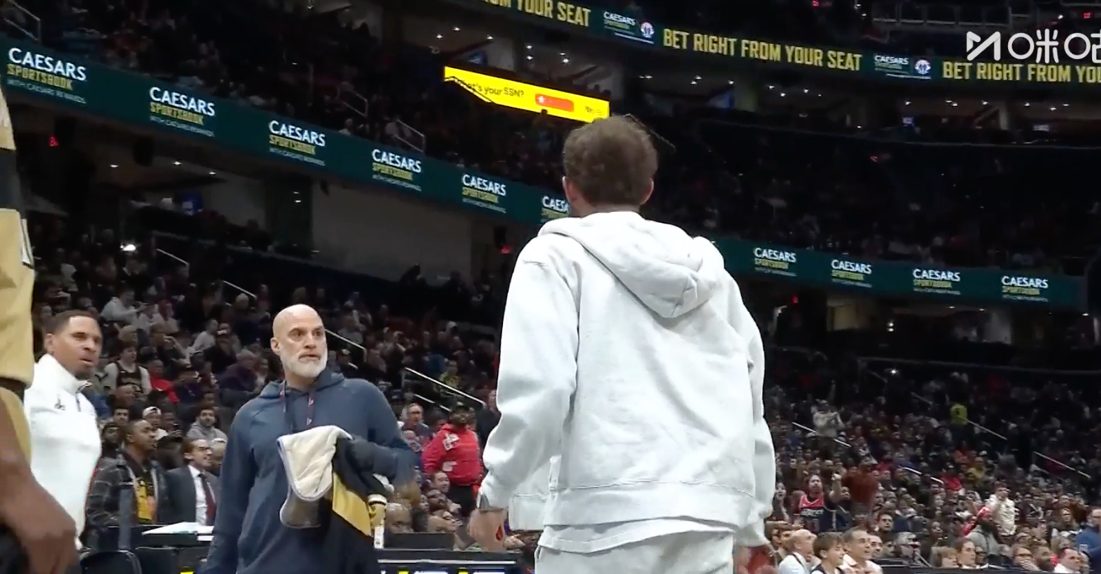 #特雷杨场边看球被驱逐# 特雷杨被驱逐了。。。 