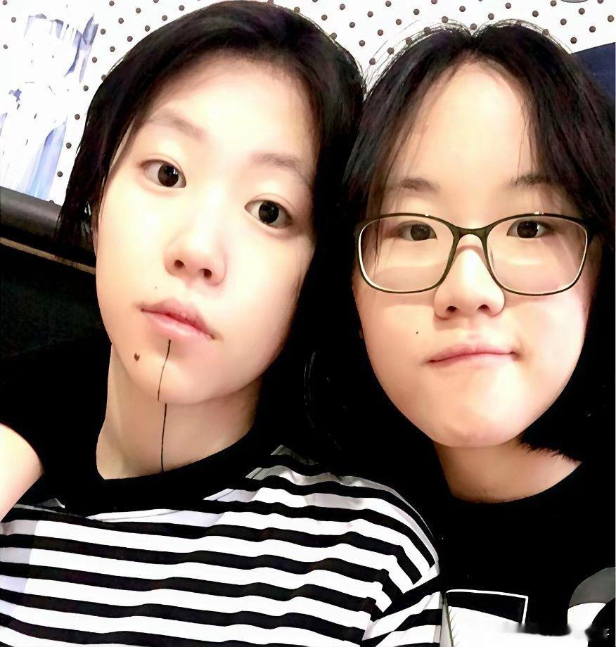 窦靖童在《歌手2026》后台刚坐下，同父异母的妹妹窦佳嫄递过一瓶矿泉水，又把外套