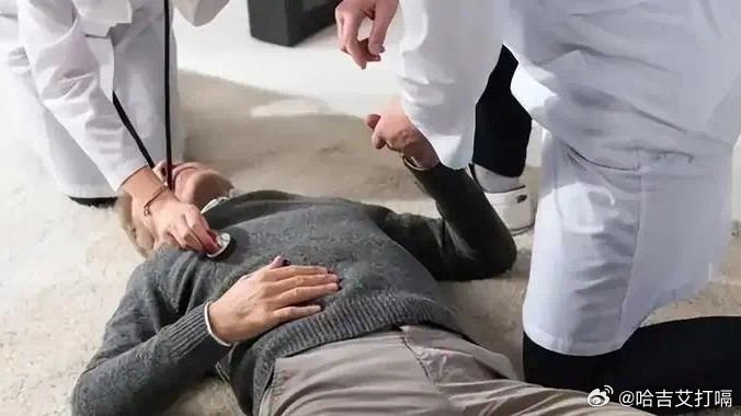 凤凰新闻【67岁男子猝死，生前每天雷打不动吃降压药，检查后：犯了7个错误】清晨六