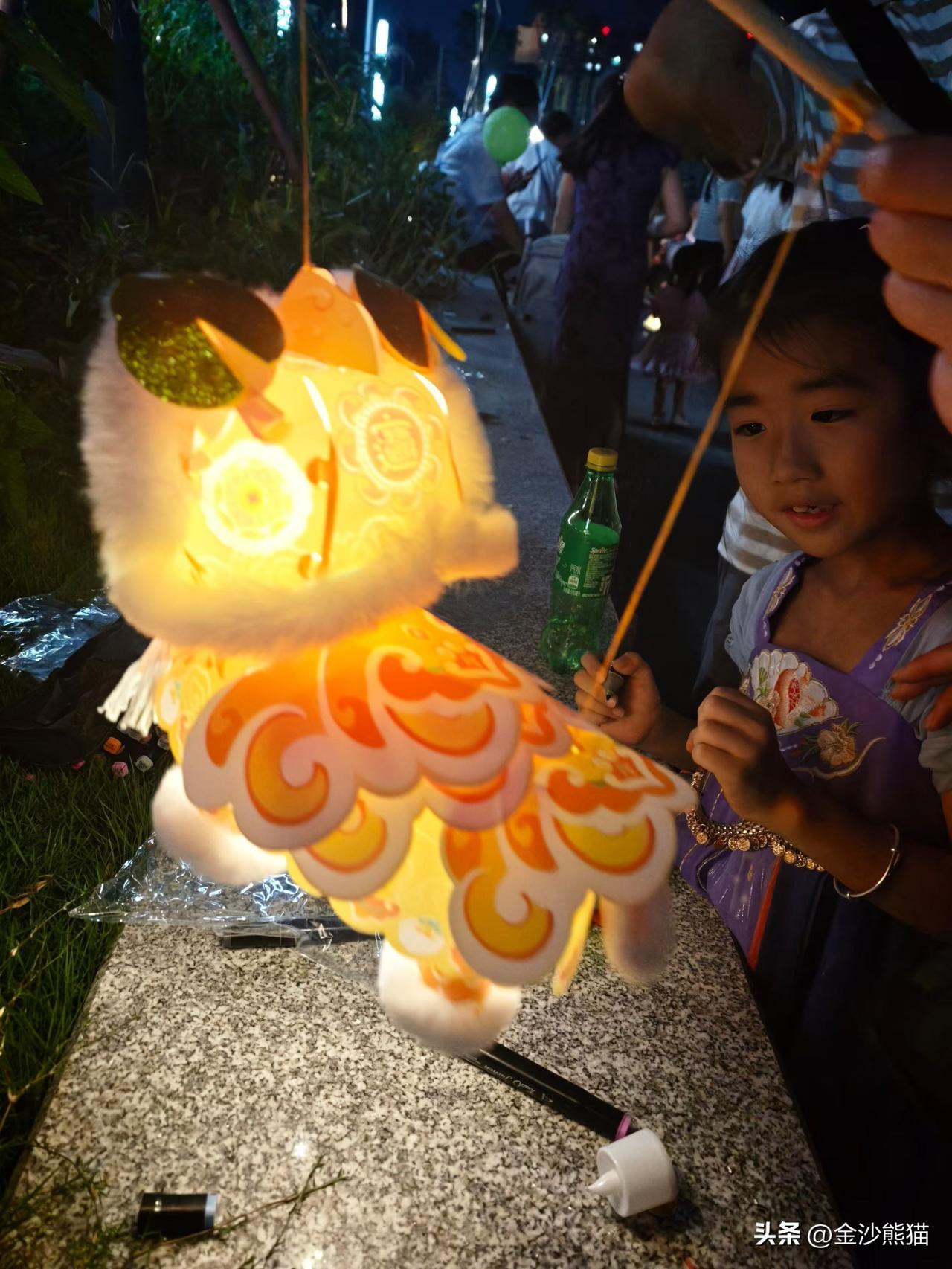 白天祈福，诗歌，非遗，川剧，
晚上皮影，花灯巡游，果然夜景更有风味，
城厢古镇，