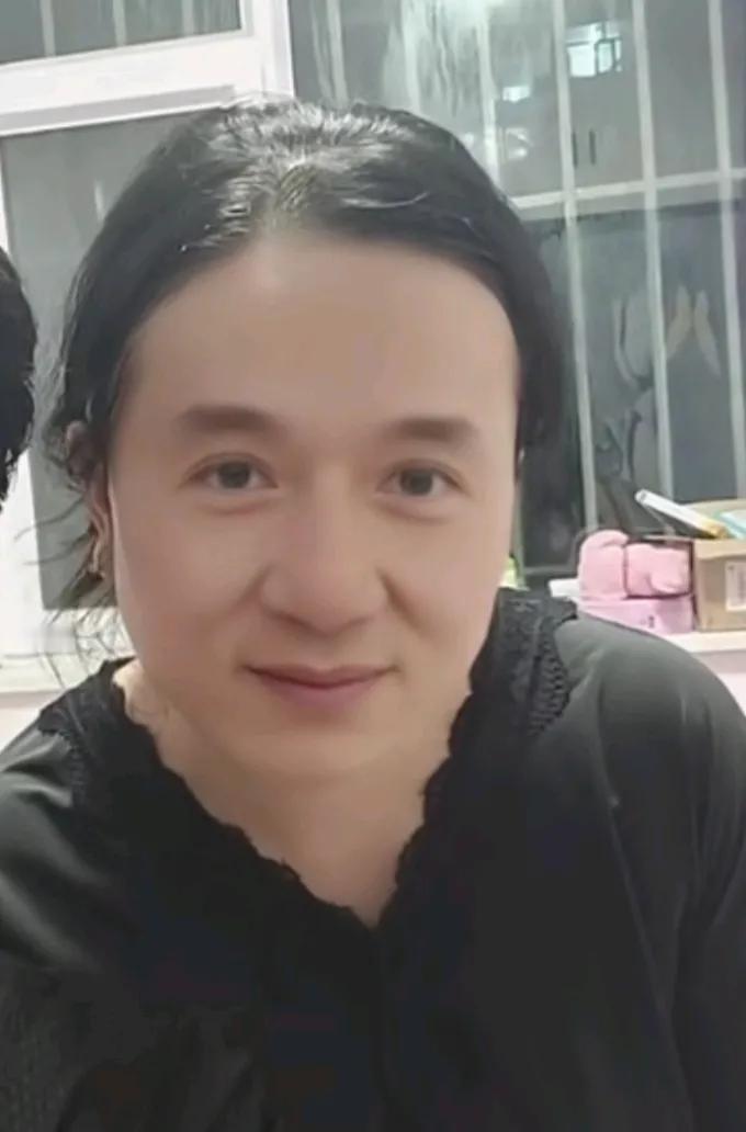 用你的火眼金睛把九宫格中假成龙找出来，一提到成龙，大家再熟悉不过了，国际功夫巨星