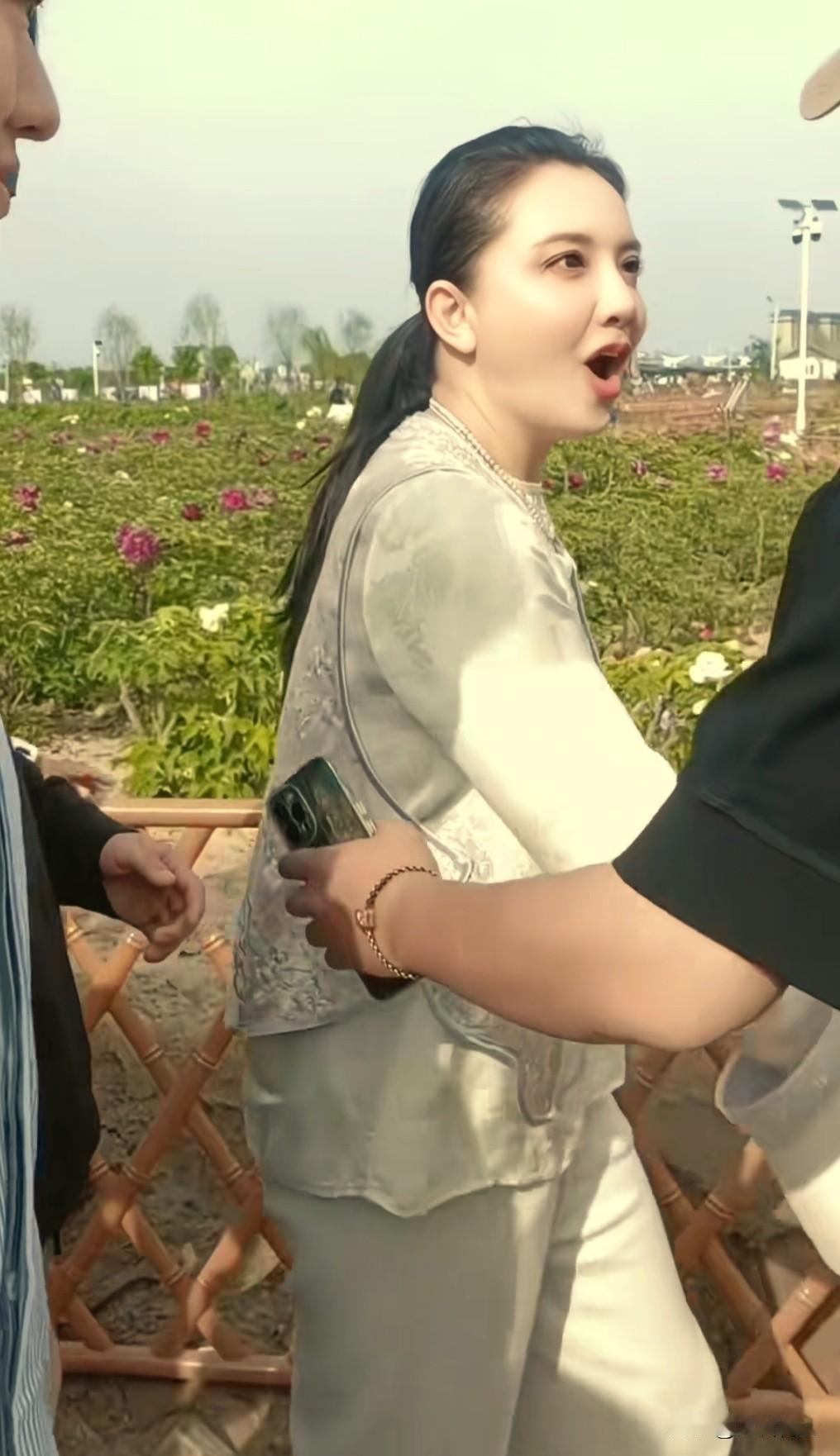 崔槿汐扮演者孙茜路透反差萌！牡丹园见好友“嗷呦”不停逗笑全场
 
近日，《甄嬛传