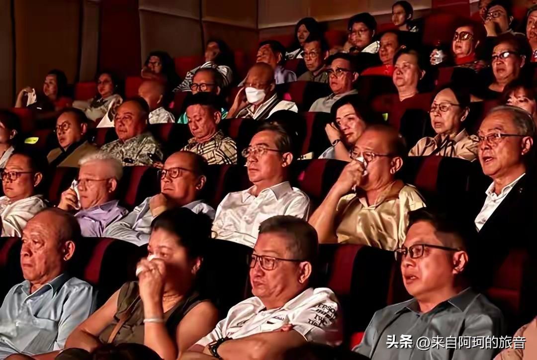 新加坡票房破千万，马来西亚排片从一百场暴涨到五百五十场。《联合早报》连发十几篇文