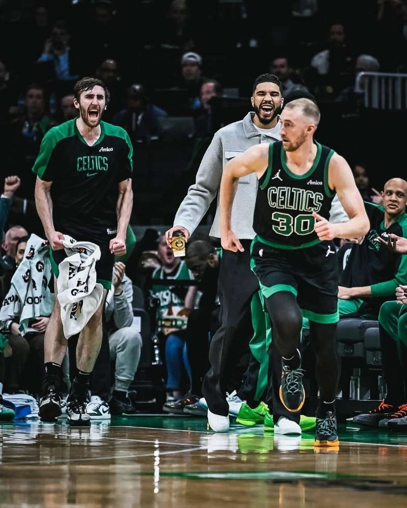 马刺战胜76人移动的王朝！本场比赛马刺获胜后，科内特已经连续三个赛季取得60胜，