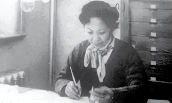 1957年，美国海关私吞了中国女人行李箱里面的6800美金，她却开心地笑了。殊不