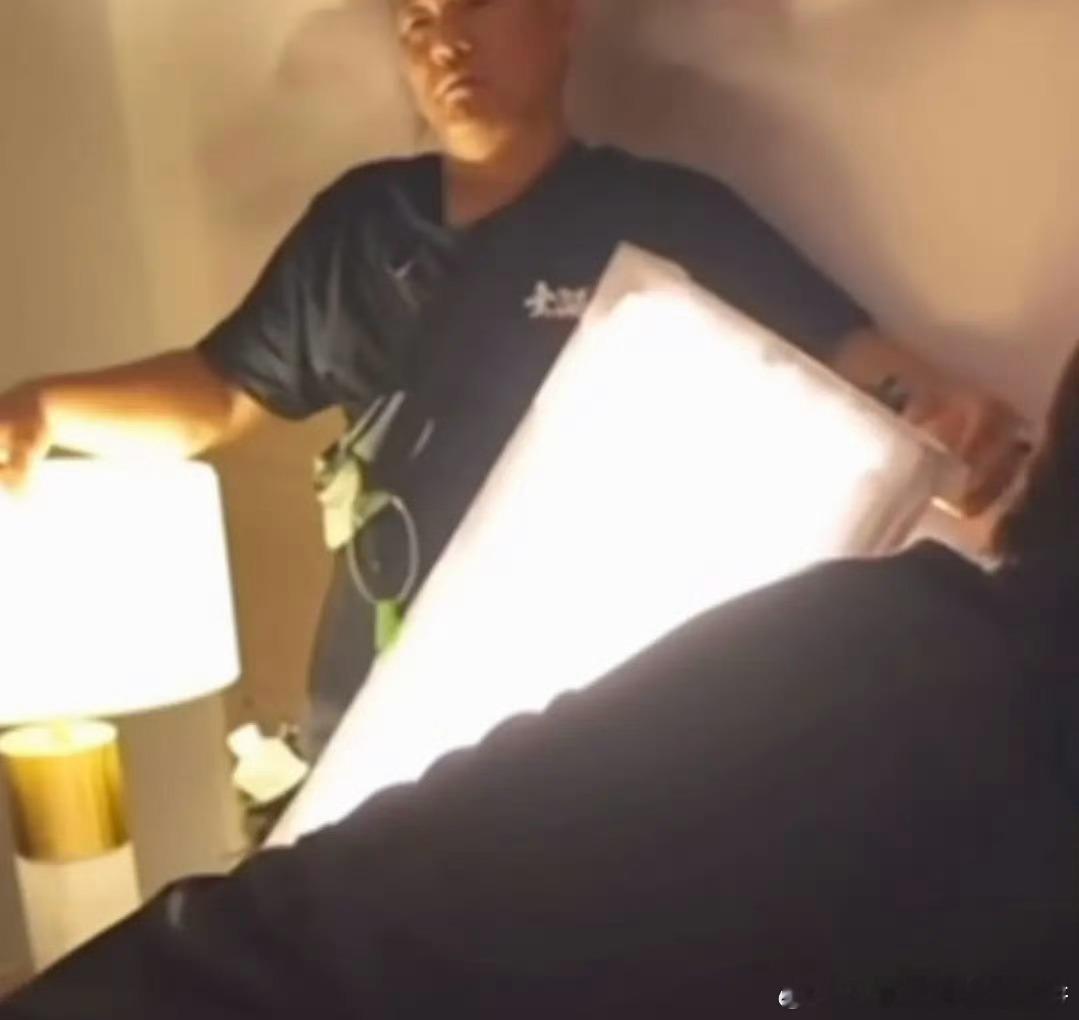 救命… 摄影和场务的表情太幽默了 