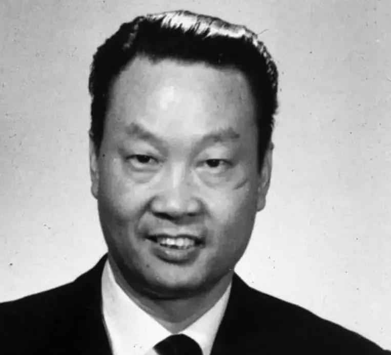 只身潜伏美中情局37年，退休后被叛徒出卖惨死！
他1922年生于北京，家境优越，