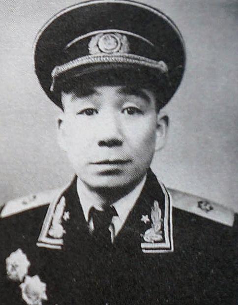 1957年，开国少将回乡扫墓，一个年过五旬的妇人从老宅走出，看到他时，妇人一愣：