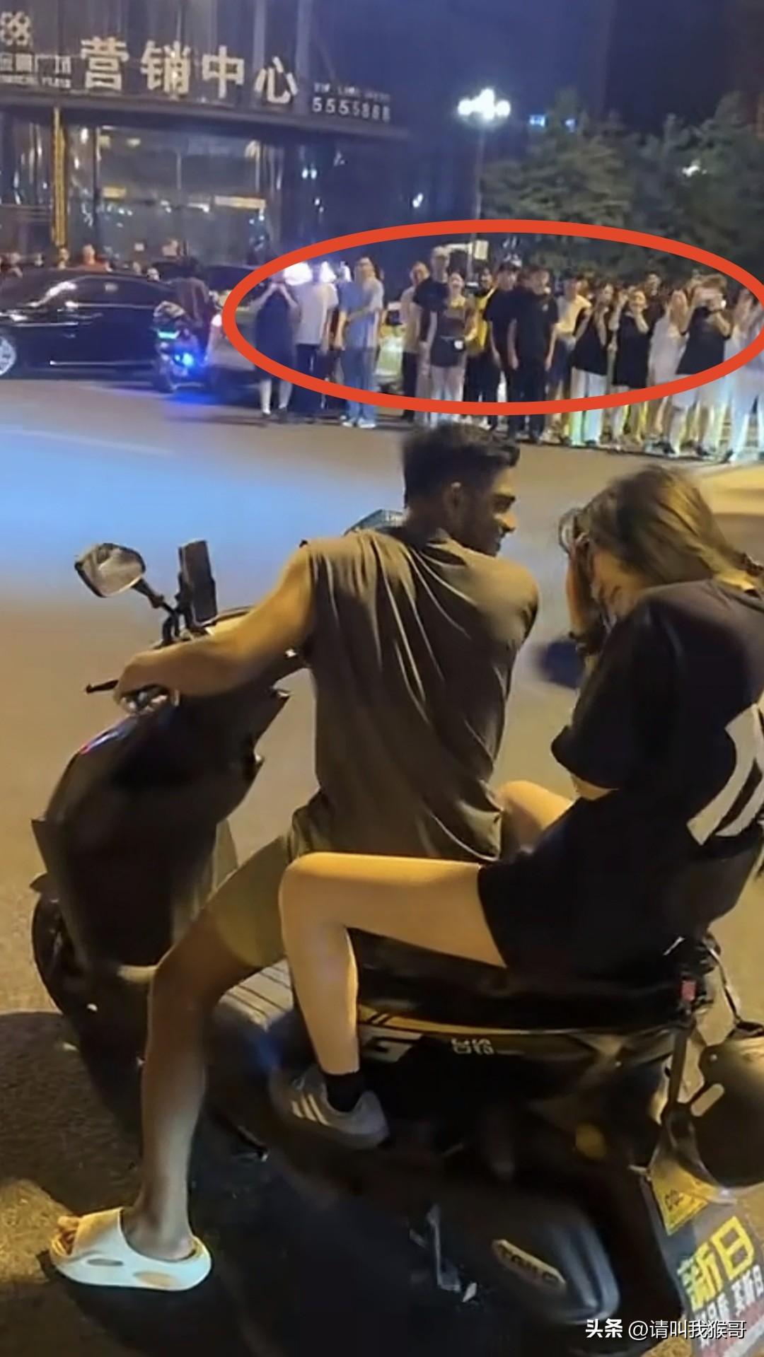 “美丽的姑娘，我可以拉你兜风吗？”，鞍山夜晚的街头，一印度男子骑车路过，跟一位女