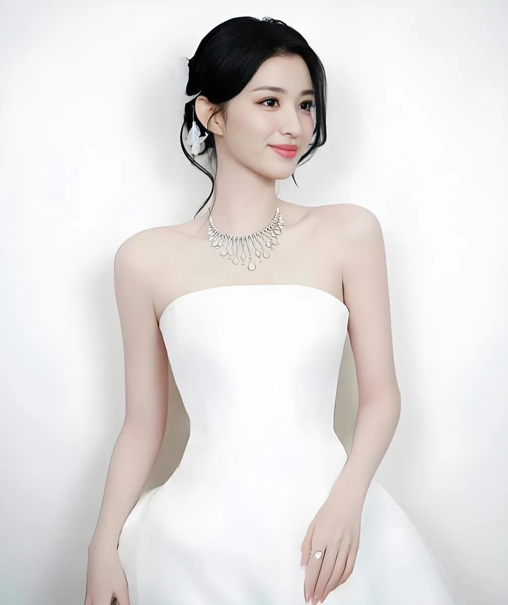王楚然这组白色礼服写真，美到你心里了吗？
纯白色礼裙，衬得皮肤白皙透亮，肩颈线条