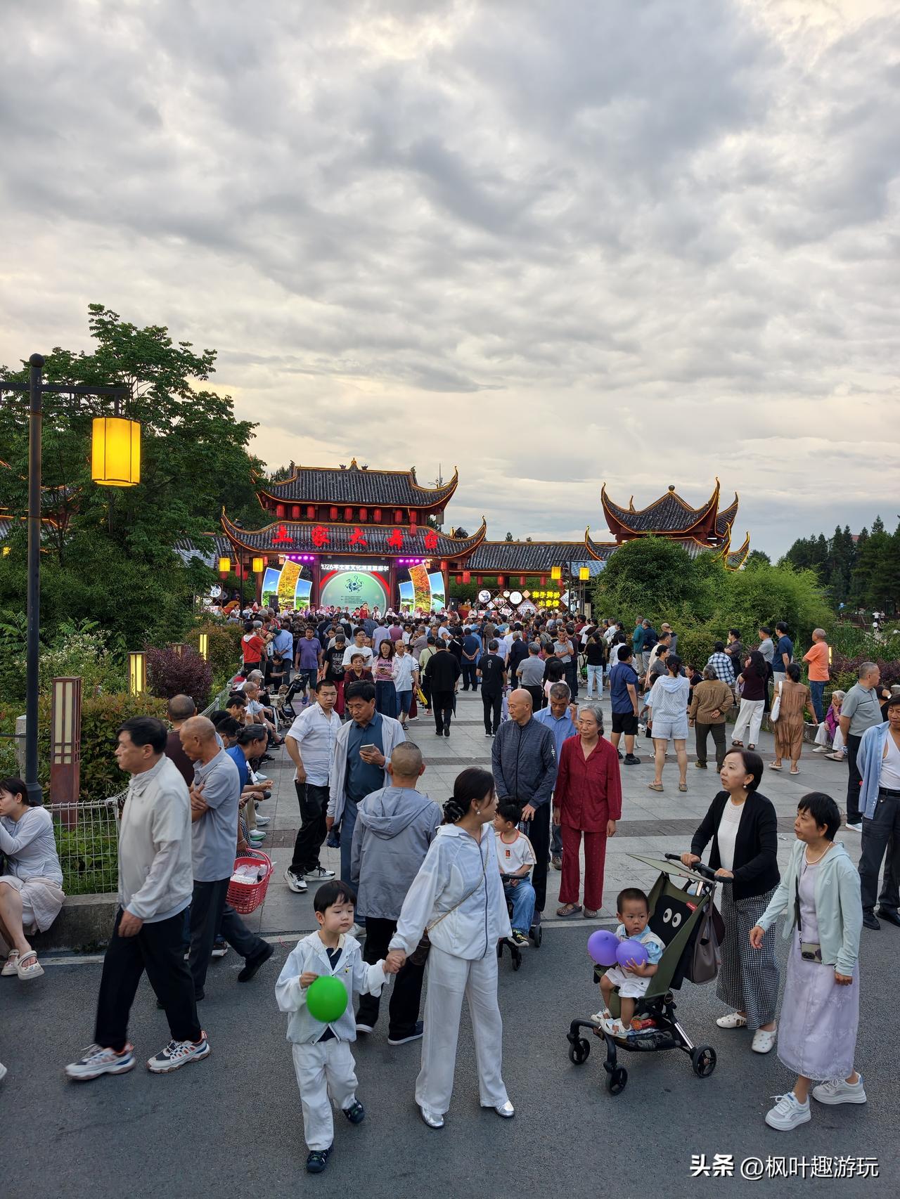 黄水观光车谢幕!新能源空调公交来了。
  公交车最大的受益群众是老年人。
   